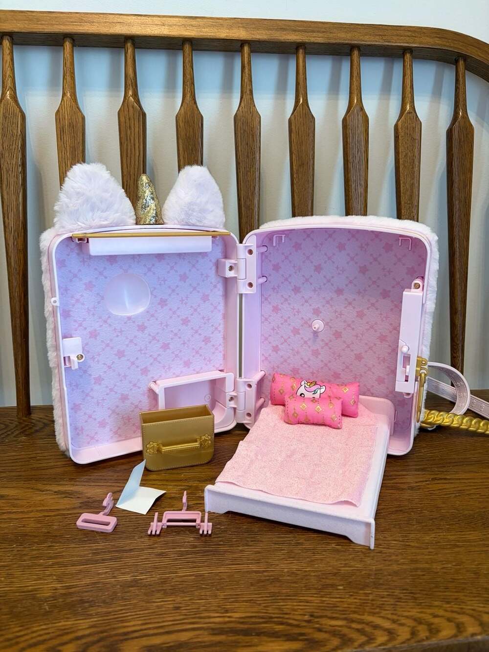Na! Na! Na! Surprise Ultimate Surprise Rainbow Kitty Bedroom Playset Backpack